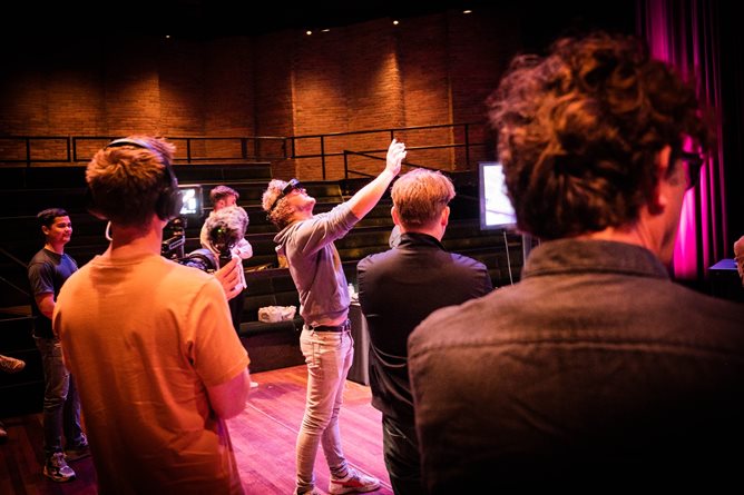 Iemand op een Crosswise bijeenkomst met een VR bril op (fotograaf Niels Knelis Meijer)