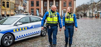 Twee BOA medewerkers op de Vismarkt